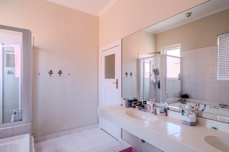 3 Bedroom Property for Sale in Oranjezicht Western Cape